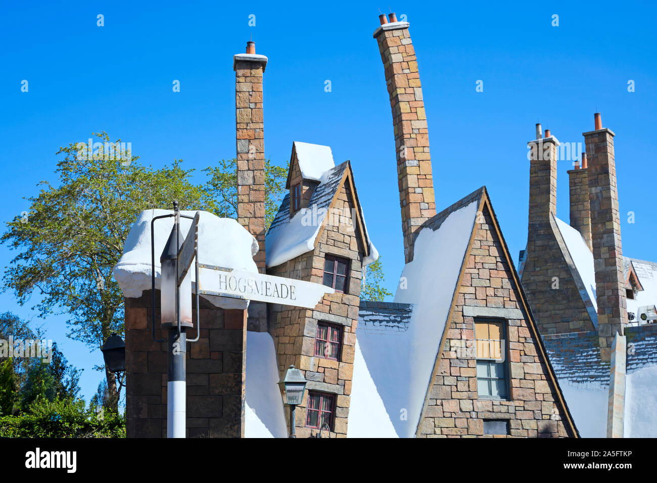 Villaggio Hogsmeade, tetti camini, mondo di Wizarding di Harry Potter, Isole di avventura, Universal Studios, Orlando, Florida, Stati Uniti d'America Foto Stock