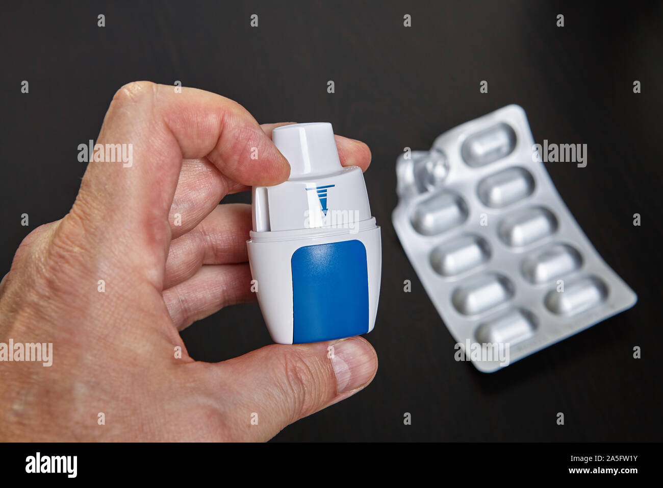 Broncodilatatore inalatore con budesonide e formoterolo. Polvere asciutta in capsule per inalazione. È usato per il trattamento di malattie respiratorie croniche come l' Foto Stock