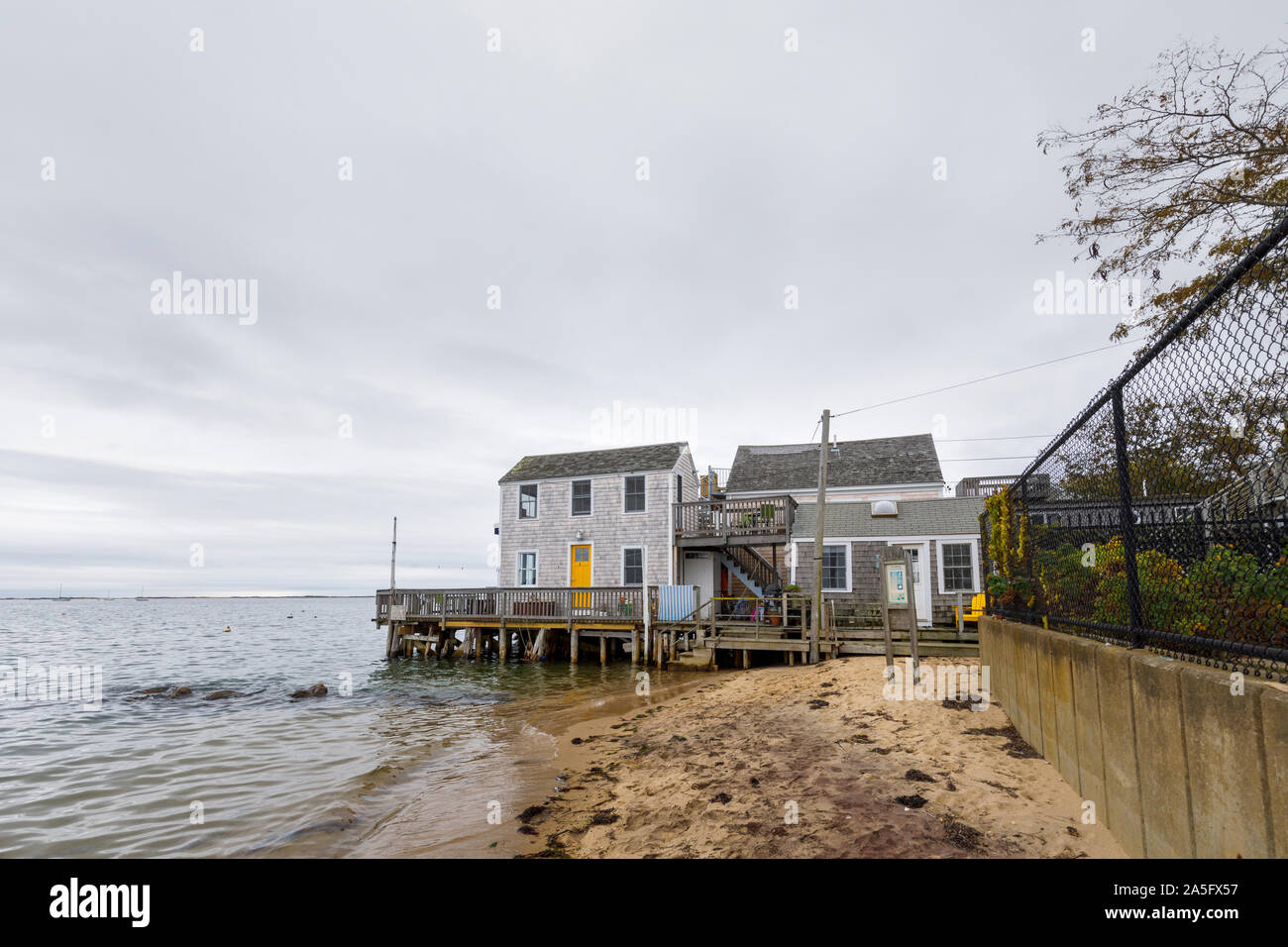 Città sbarco con tipici cedar shingle edificio su un pontile sulla costa in centro a Provincetown, Cape Cod, New England, STATI UNITI D'AMERICA Foto Stock