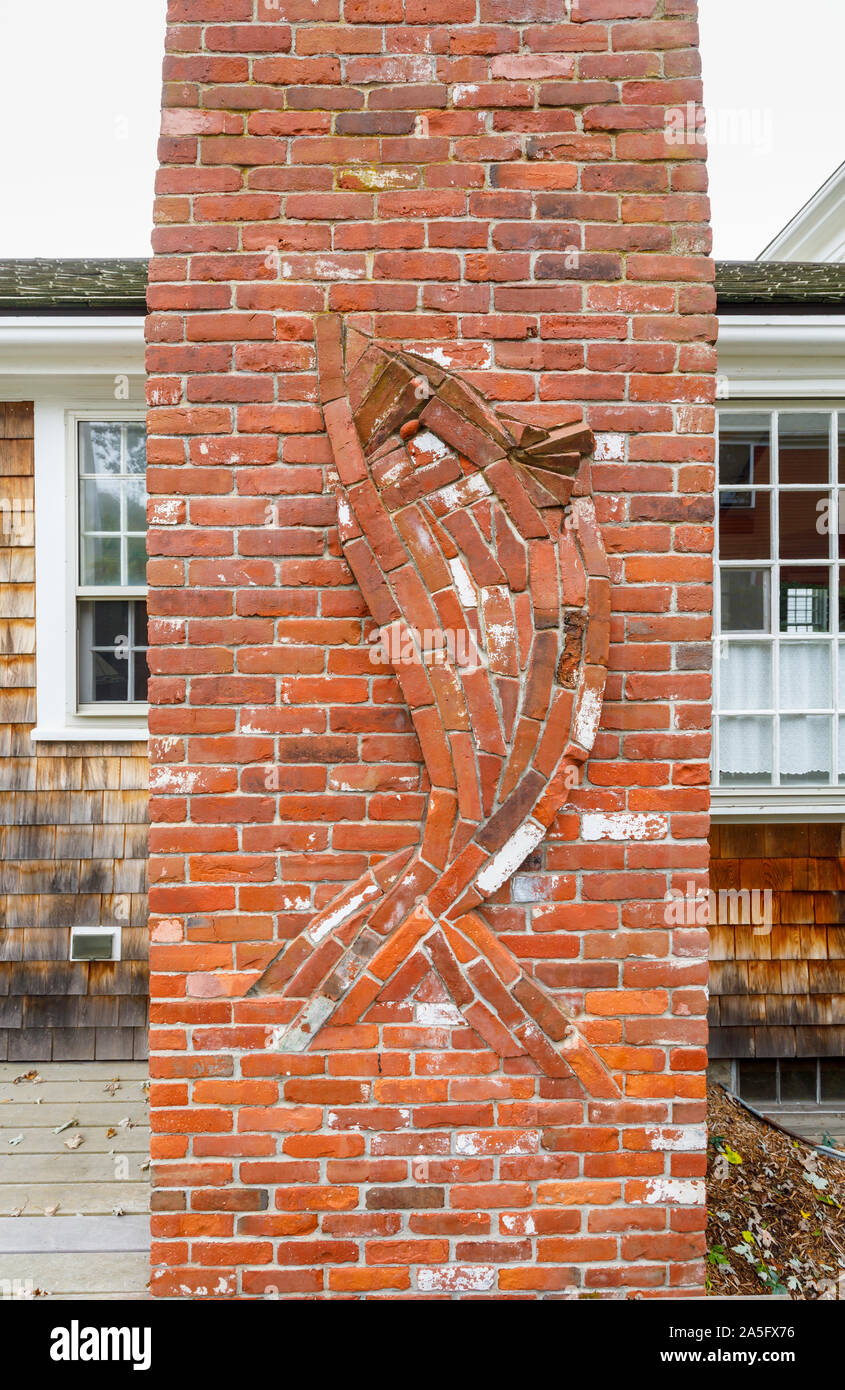 Salta in forma di pesce cotto esterno decorazione su un camino in una casa a Provincetown (P-città), Cape Cod, New England, STATI UNITI D'AMERICA Foto Stock