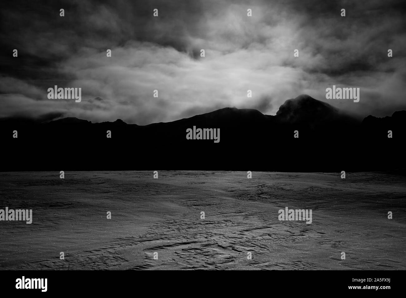 Nevoso inverno sulle Alpi francesi, stazione sciistica Flaine, Gran Massiccio area in vista di Mont Blanc, Haute Savoie, Francia Foto Stock