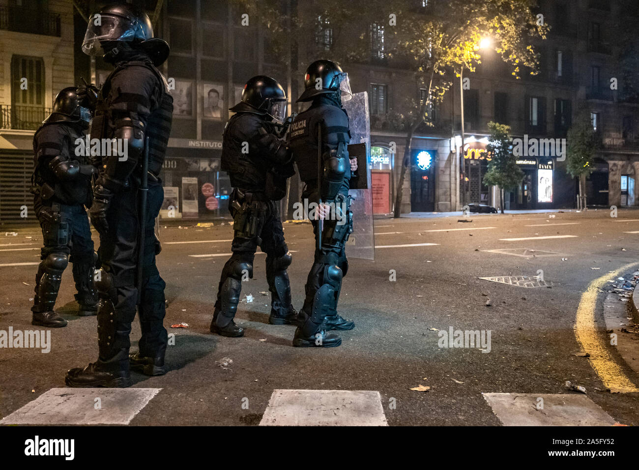 Il catalano poliziotti avviso stand durante la manifestazione.il sesto giorno di protesta dopo l'annuncio delle sentenze da parte della Corte suprema di Spagna che condanna il catalano e i leader politici a lunghe pene detentive. Il agenti antisommossa hanno ripetutamente caricato i manifestanti intorno della stazione centrale di polizia della polizia nazionale in Via Laietana. Foto Stock