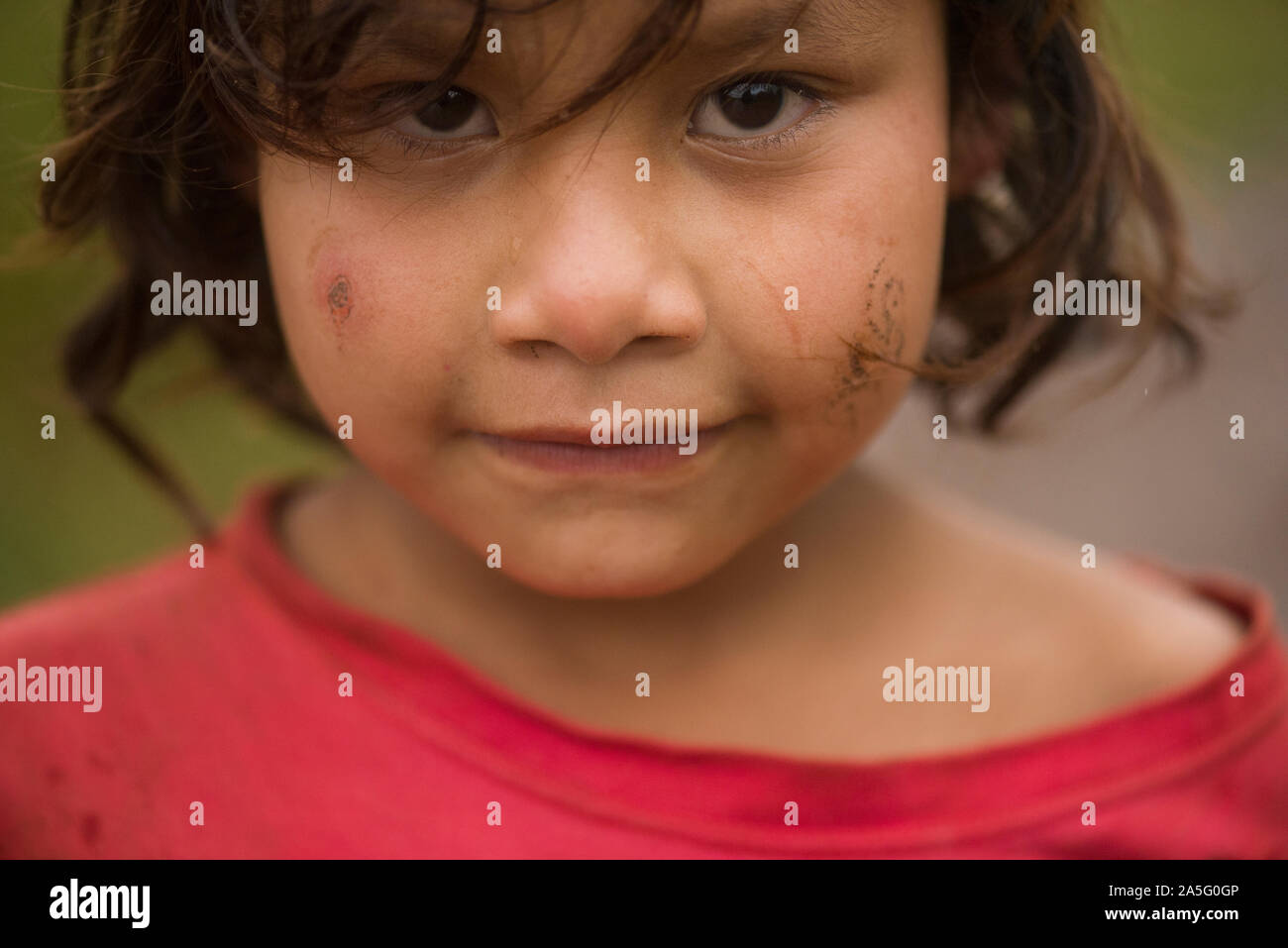 Sao Miguel das Missoes, Rio Grande do Sul, Brasile - 11 Novembre 2016: indigeni poco carino ragazza di Tekòa Koenju, un etnia Guarani tribù Foto Stock