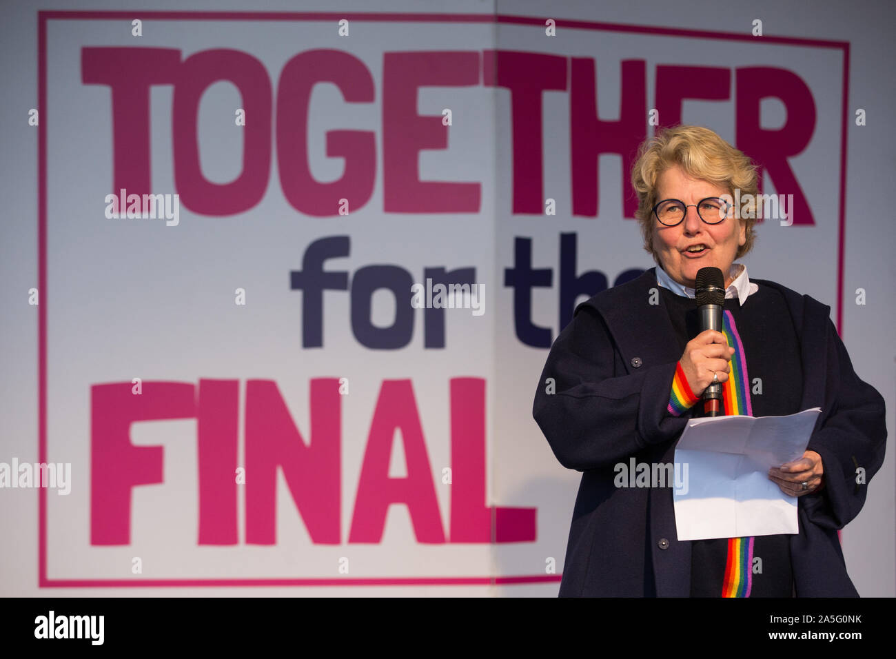 Londra, Regno Unito. 19 ottobre, 2019. Sandi Toksvig, scrittore e giornalista radiotelevisivo, indirizzi di centinaia di migliaia di pro-cittadini UE a un insieme per la finale Sa Foto Stock