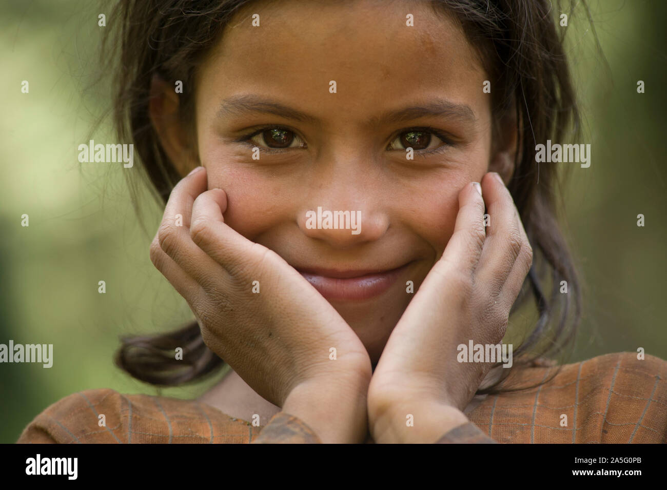 Aru Valley, Pahalgam. Kashmir India - Agosto 02, 2011: Cute gypsy bambina di Gujjar etnicità, sorridente Foto Stock