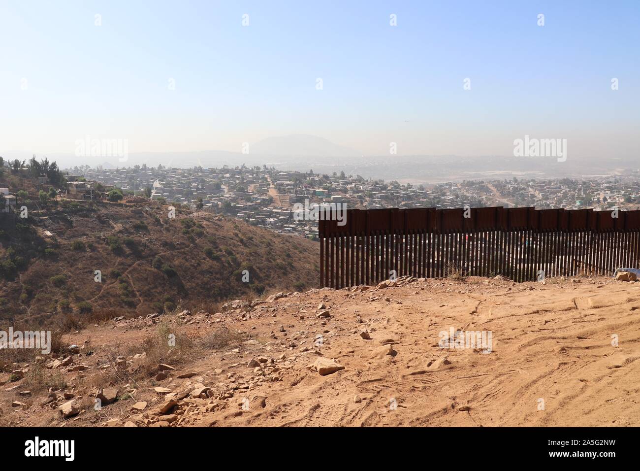 Vista della frontiera meridionale barriera a U.S. Esercito di ingegneri Task Force barriera sito del progetto San Diego 4 nei pressi di Otay Mesa, California, dal 15 ottobre 2019. Questi progetti sono in corso di esecuzione da USACE, come diretto attraverso gli Stati Uniti Esercito dal Segretario della Difesa, in risposta al Dipartimento di Sicurezza della richiesta di assistenza per proteggere gli Stati Uniti frontiera meridionale bloccando i trafficanti di droga nei corridoi attraverso la costruzione di strade e di recinti, e l'installazione dei dispositivi di illuminazione sotto il titolo 10, Sezione 284 DEGLI STATI UNITI Codice. E DoD USACE sono esecuzione di questi progetti a sostegno del brevetto statunitense n. Foto Stock
