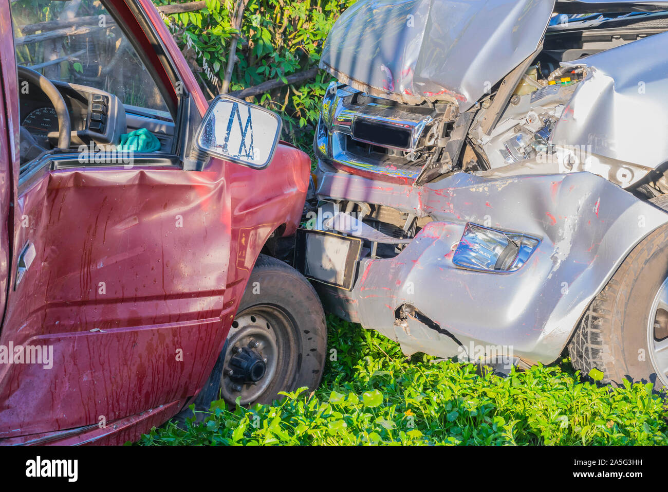Incidente di auto da veloci e di guida in stato di ebbrezza da alcol. Foto Stock