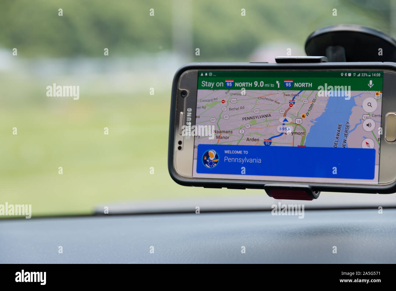 Google maps su un cruscotto di automobile con un benvenuto in Pennsylvania alert Foto Stock