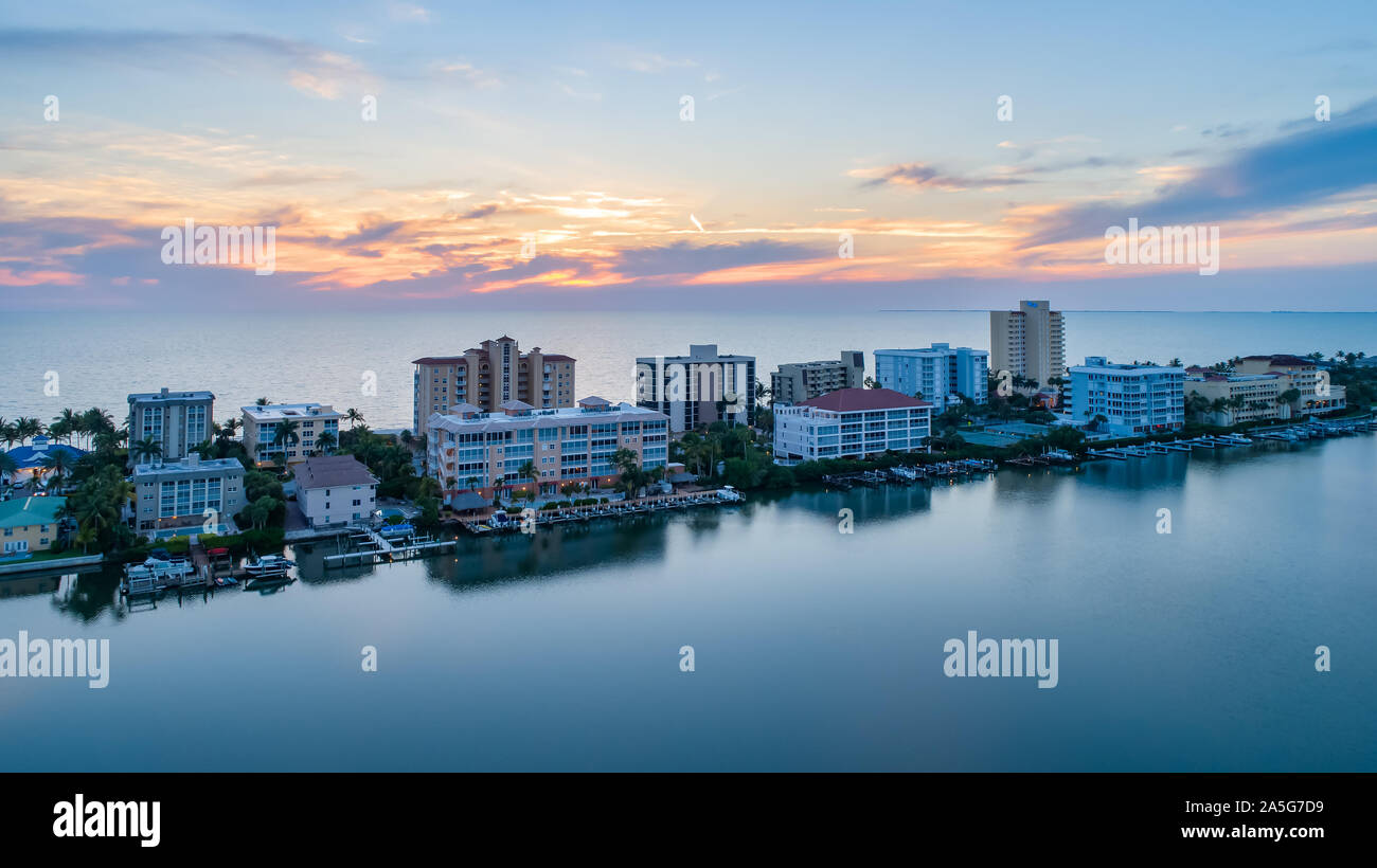 Vanderbilt Beach Gulf Shore Dr area a nord di Napoli Napoli Sud del parco di Fort Myers e Bonita Springs e il nord dell'isola di Marco antenna vista tramonto Foto Stock