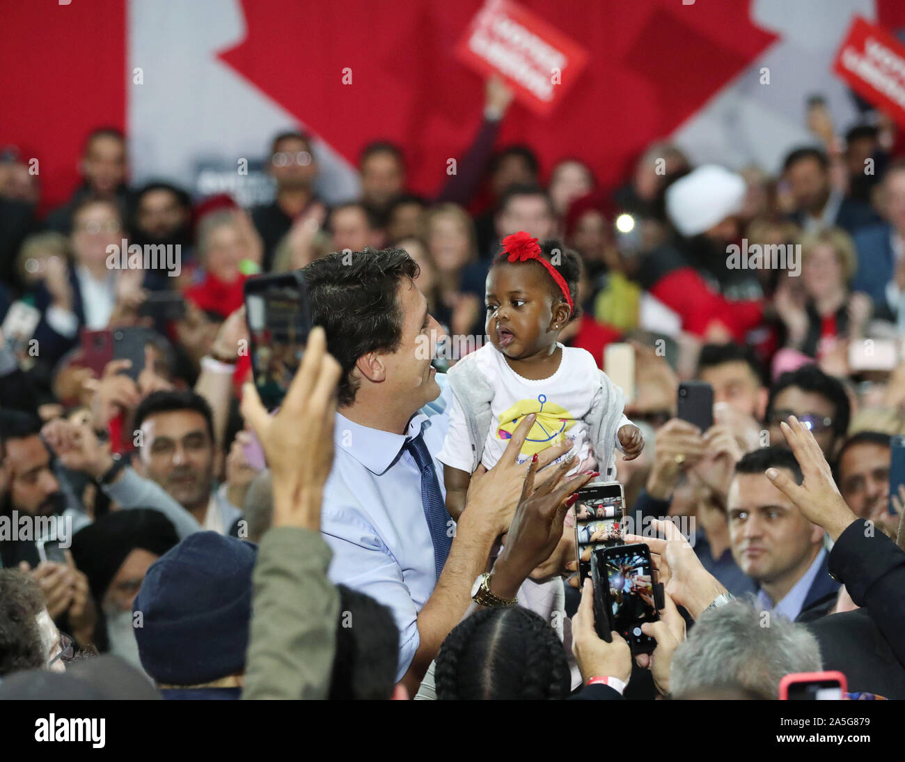 Vancouver, Canada. Xx oct, 2019. Liberale canadese leader del Partito Justin Trudeau saluta costituenti a Woodward Atrium in Gastown, Vancouver, British Columbia, 20 ottobre 2019 durante l ultimo giorno dell elezione federale di campagna elettorale. Il giorno delle elezioni è domani, 21 ottobre, 2019. Foto di Heinz Ruckemann/UPI Credito: UPI/Alamy Live News Foto Stock