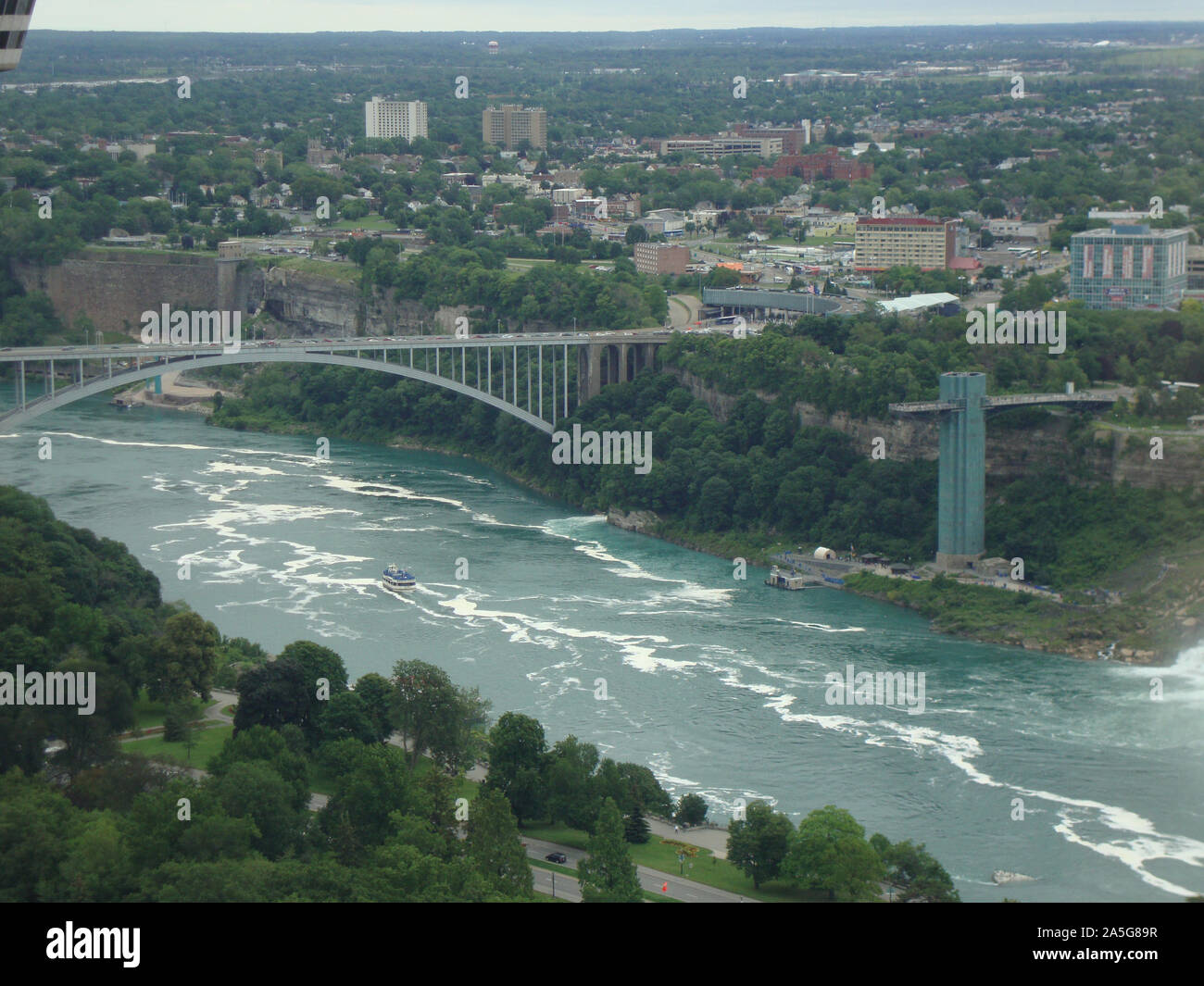 Estate in Ontario: Fiume Niagara Gorge e le Cascate del Niagara International Rainbow Bridge Foto Stock