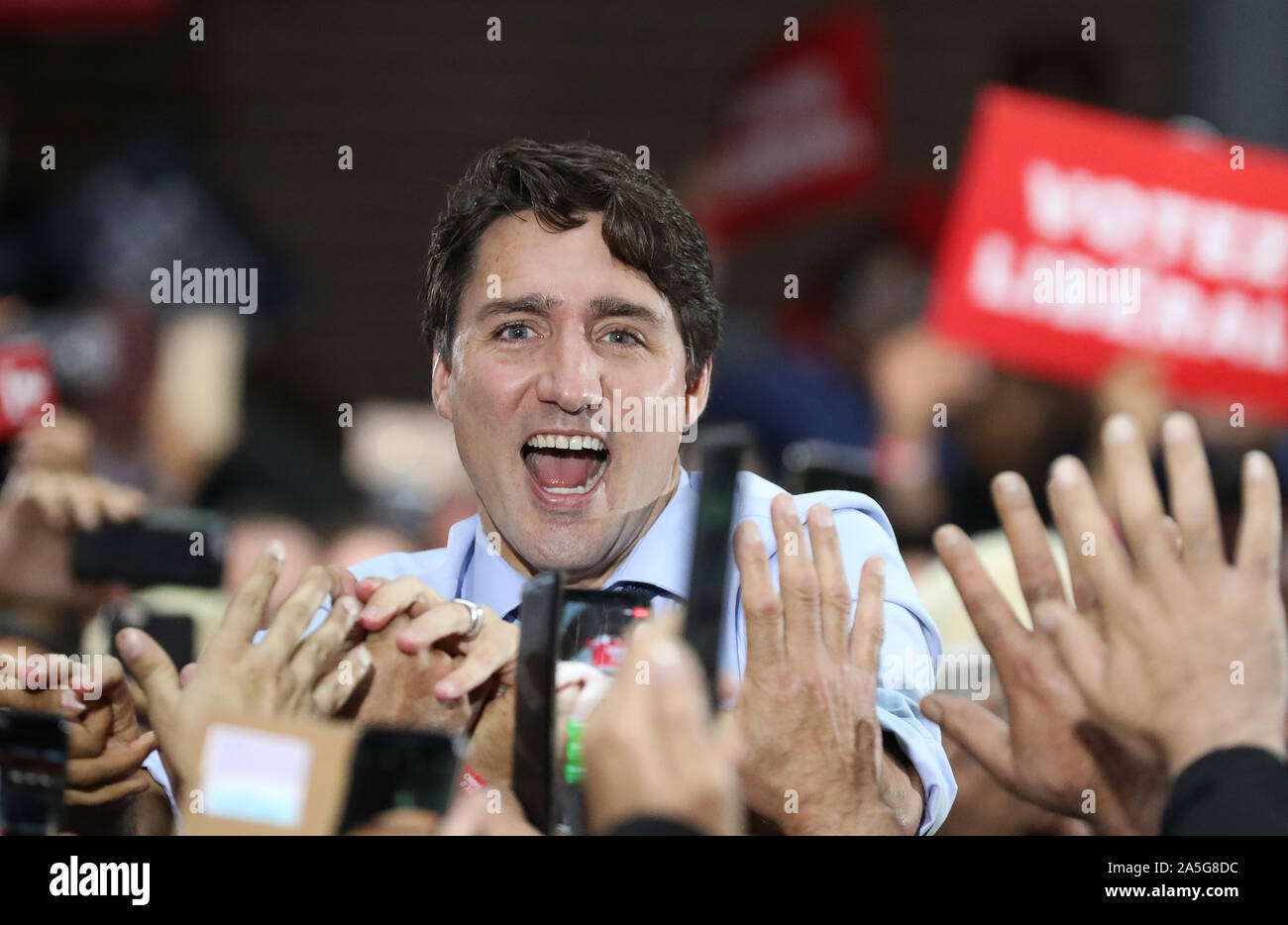 Vancouver, Canada. Xx oct, 2019. Liberale canadese leader del Partito Justin Trudeau saluta costituenti a Woodward Atrium in Gastown, Vancouver, British Columbia, 20 ottobre 2019 durante l ultimo giorno dell elezione federale di campagna elettorale. Il giorno delle elezioni è domani, 21 ottobre, 2019. Foto di Heinz Ruckemann/UPI Credito: UPI/Alamy Live News Foto Stock