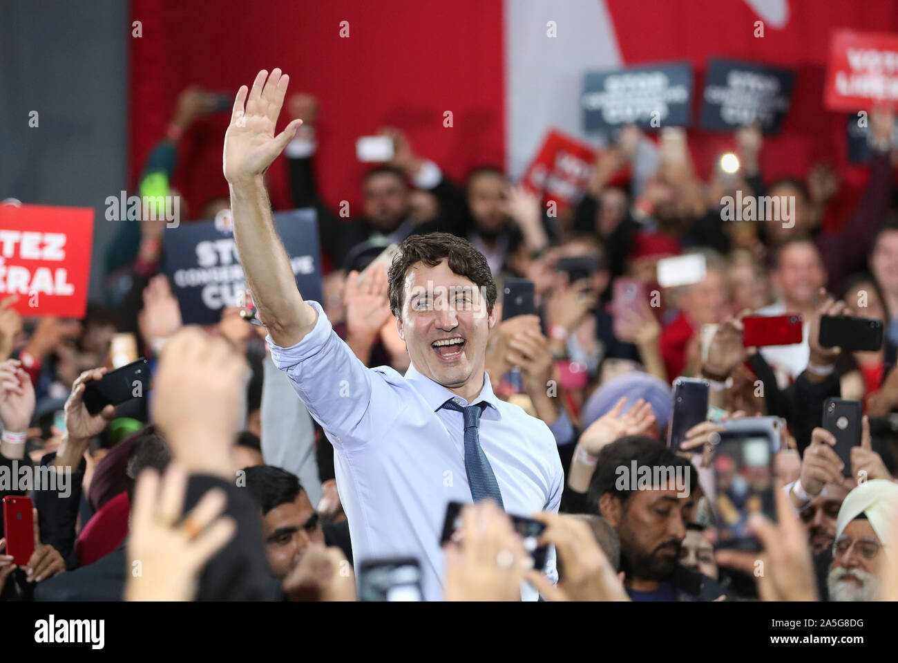 Vancouver, Canada. Xx oct, 2019. Liberale canadese leader del Partito Justin Trudeau saluta costituenti a Woodward Atrium in Gastown, Vancouver, British Columbia, 20 ottobre 2019 durante l ultimo giorno dell elezione federale di campagna elettorale. Il giorno delle elezioni è domani, 21 ottobre, 2019. Foto di Heinz Ruckemann/UPI Credito: UPI/Alamy Live News Foto Stock