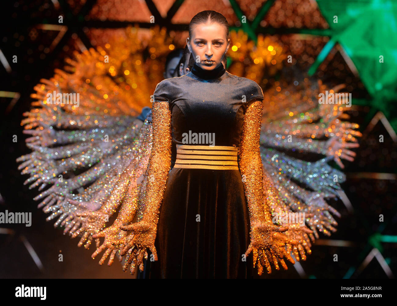 Farwaniya Governatorato, Kuwait. Xx oct, 2019. Artisti eseguono durante la cerimonia di apertura del XXV asiatici bowling Tenpin campionato in Farwaniya Governatorato, Kuwait, su 20 ott. 2019. Credito: Ghazy Qaffaf/Xinhua/Alamy Live News Foto Stock