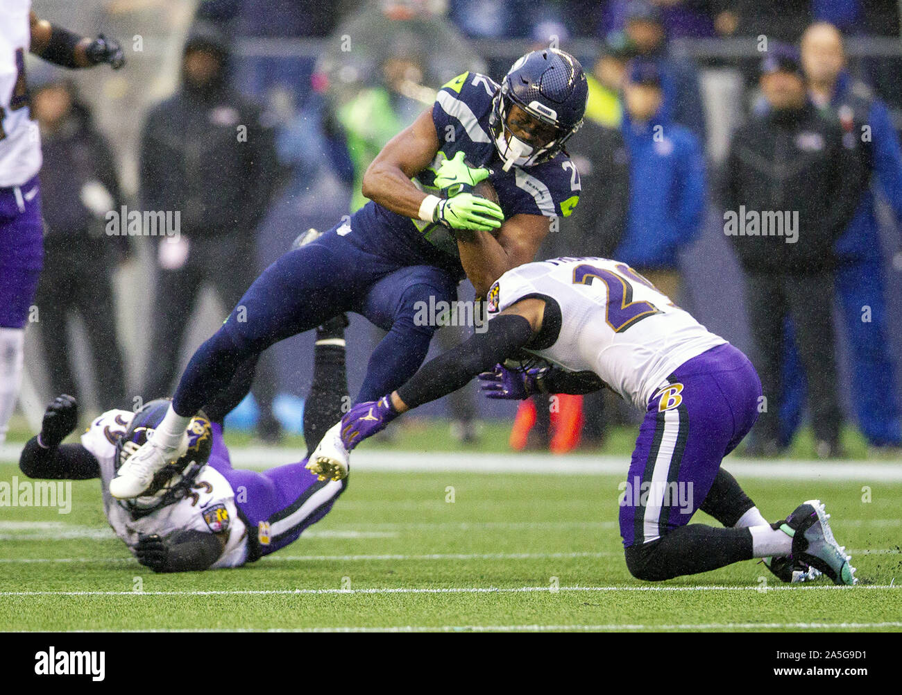 Seattle, Stati Uniti. Xx oct, 2019. Seattle Seahawks running back Chris Carson (32) ostacoli il tentativo di affrontare da Baltimore Ravens libero di sicurezza Earl Thomas (29) durante il secondo trimestre in campo CenturyLink Domenica, 20 ottobre 2019 a Seattle, Washington. I Corvi battere il Seahawks 30-16. Foto di Jim Bryant/UPI Credito: UPI/Alamy Live News Foto Stock