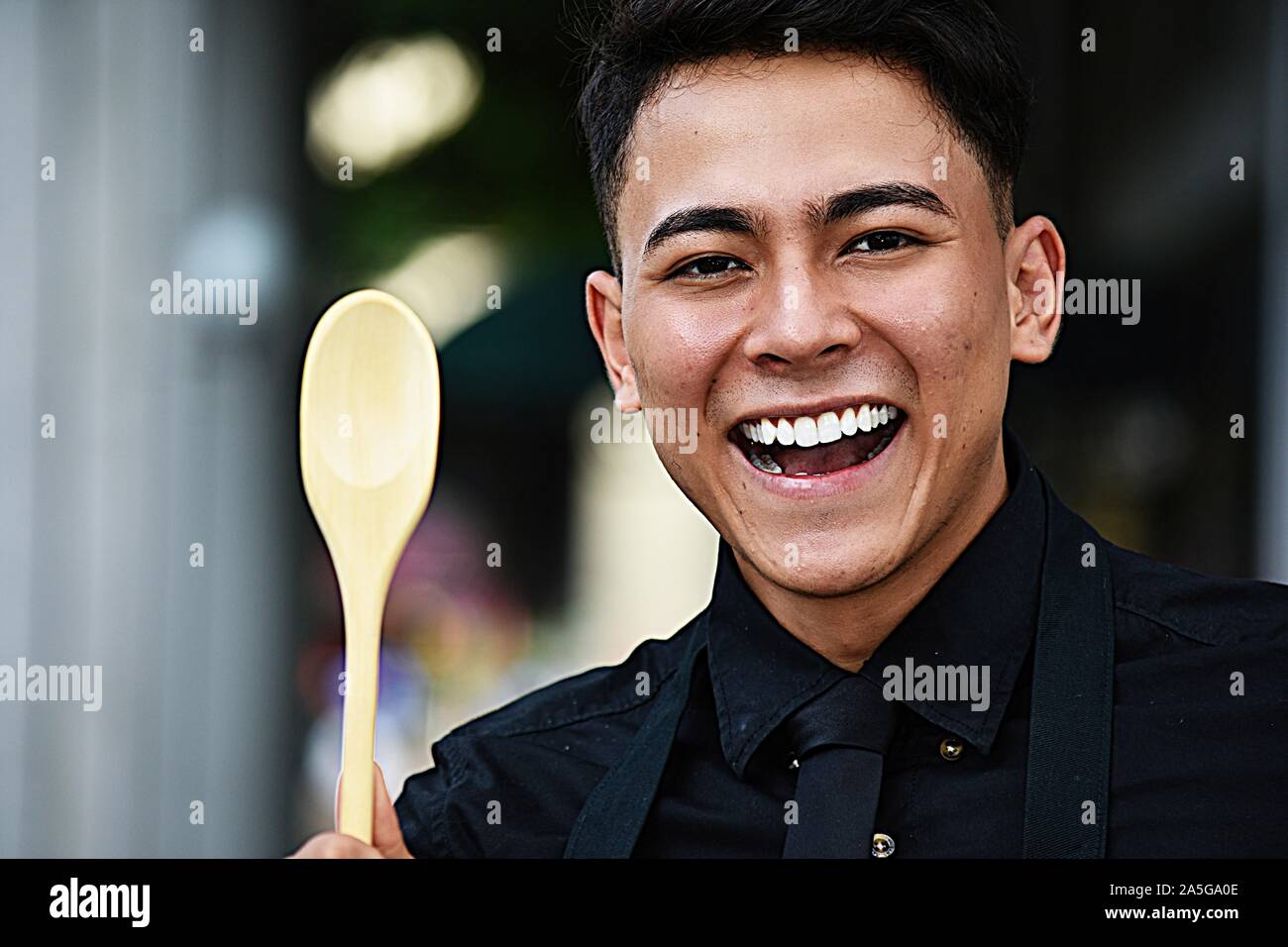 Lauhging maschio adulto Chef Foto Stock