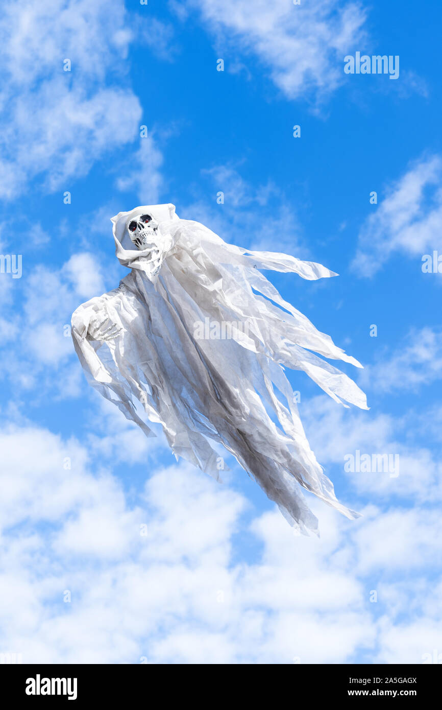 Bianco fantasma volanti per la festa di Halloween Foto Stock
