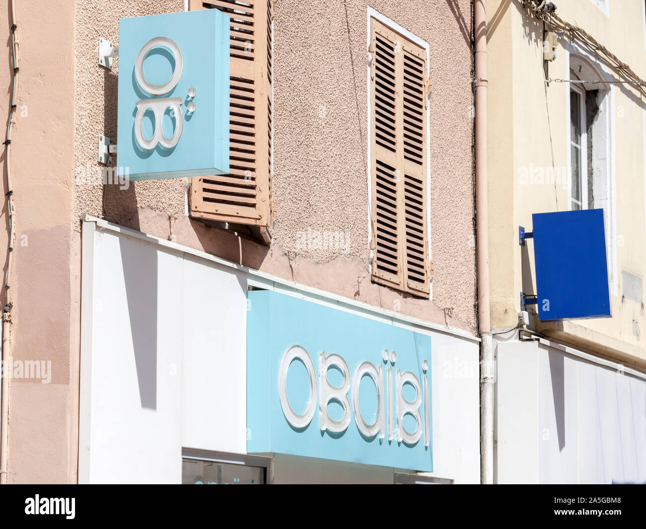 Lione, Francia - Luglio 17, 2019: Obaibi logo nella parte anteriore del loro negozio di Lione. Obaibi, parte di Okaidi groupe è una catena francese di moda specia rivenditori Foto Stock