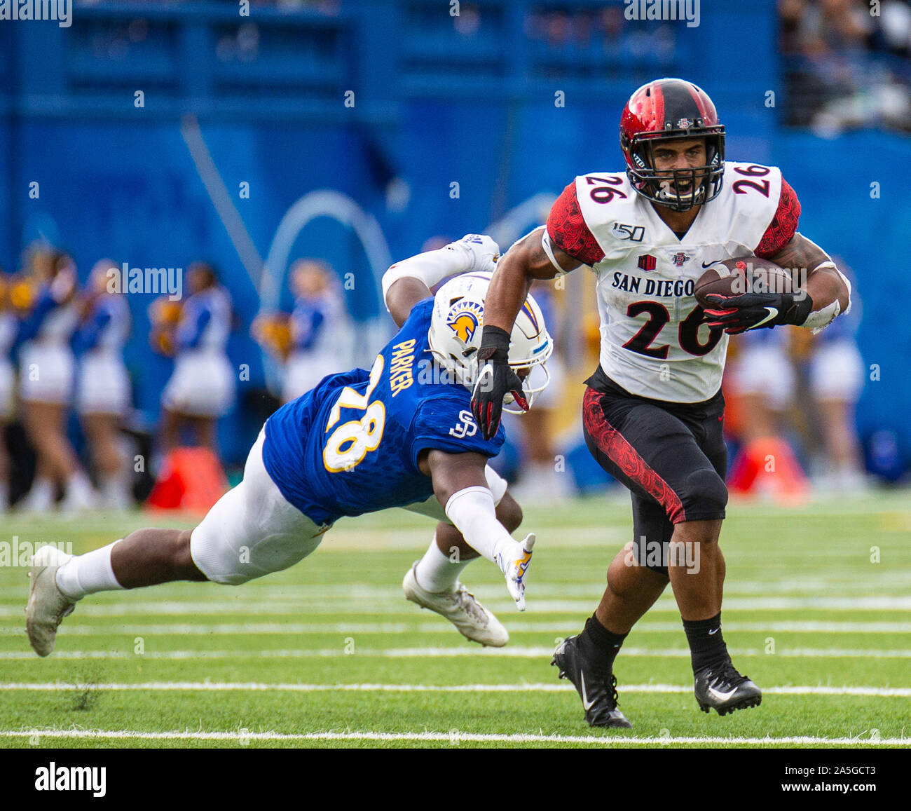 CEFCU Stadio San Jose, CA. Xix oct, 2019. San Jose, CA San Diego State running back Kaegun Williams (26) scorre all'esterno per un breve periodo di guadagno durante il NCAA Football gioco tra San Diego State gli Aztechi e il San Jose State Spartans 27-17 vincere a CEFCU Stadio San Jose, CA. Thurman James/CSM/Alamy Live News Foto Stock