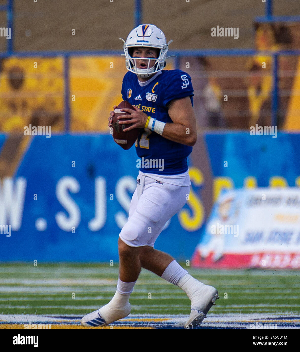 CEFCU Stadio San Jose, CA. Xix oct, 2019. San Jose, CA San Jose State quarterback Josh Amore (12) guarda per la profonda passare durante il NCAA Football gioco tra San Diego State gli Aztechi e il San Jose State Spartans 17-27 perso a CEFCU Stadio San Jose, CA. Thurman James/CSM/Alamy Live News Foto Stock