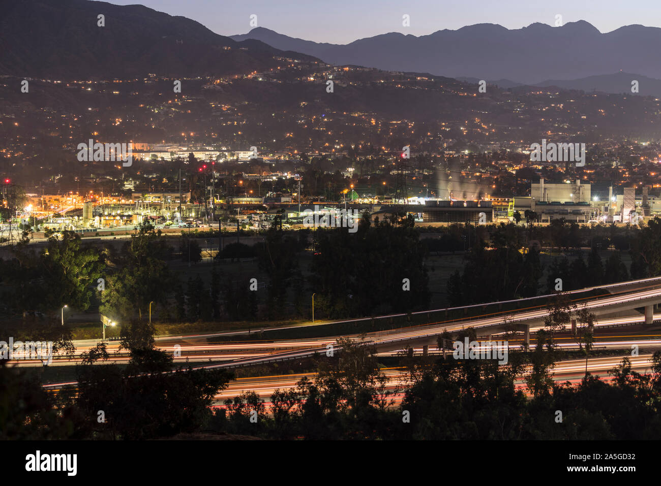 Twilight mattina cityscape vista degli edifici di Glendale, quartieri e autostrade vicino a Los Angeles e Burbank in California del Sud. Foto Stock