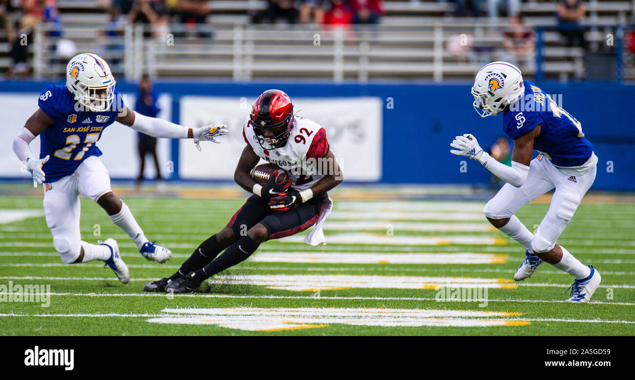 CEFCU Stadio San Jose, CA. Xix oct, 2019. San Jose, CA San Diego State wide receiver Kobe Smith (92) cerca di evitare di affrontare durante il NCAA Football gioco tra San Diego State gli Aztechi e il San Jose State Spartans 27-17 vincere a CEFCU Stadio San Jose, CA. Thurman James/CSM/Alamy Live News Foto Stock