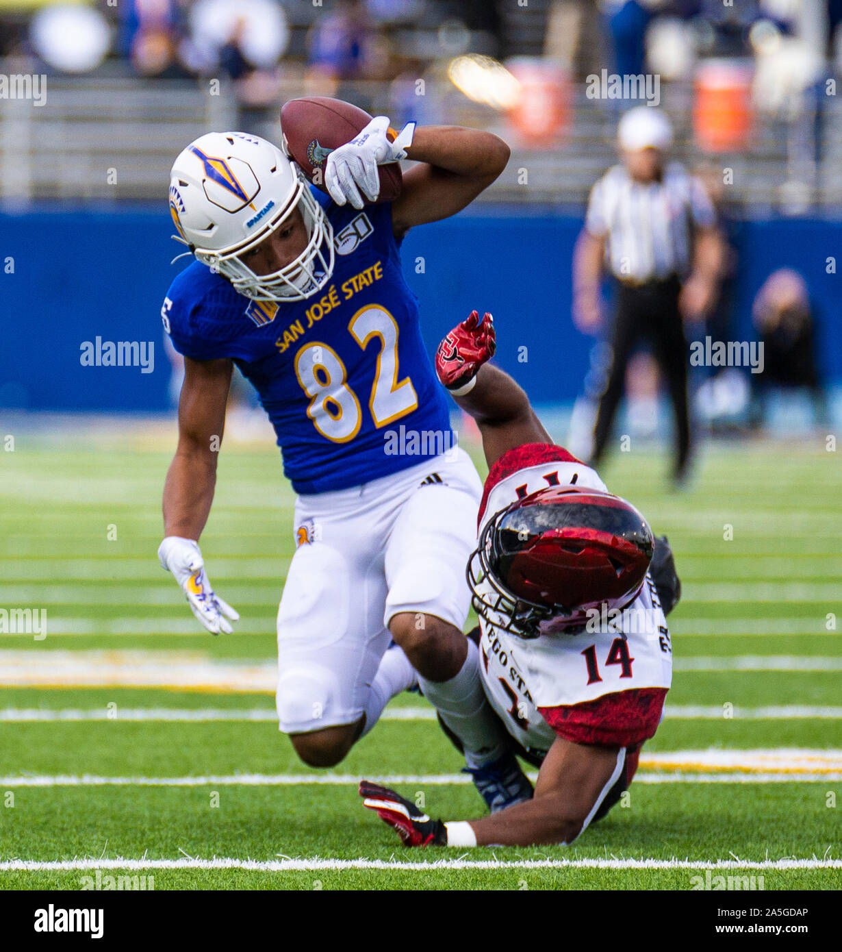 CEFCU Stadio San Jose, CA. Xix oct, 2019. San Jose, CA San Jose State wide receiver Isaia Hamilton (82) effettuare una cattura di spalla su Aztechi sicurezza Tariq Thompson (14) per un guadagno a lungo durante il NCAA Football gioco tra San Diego State gli Aztechi e il San Jose State Spartans 17-27 perso a CEFCU Stadio San Jose, CA. Thurman James/CSM/Alamy Live News Foto Stock