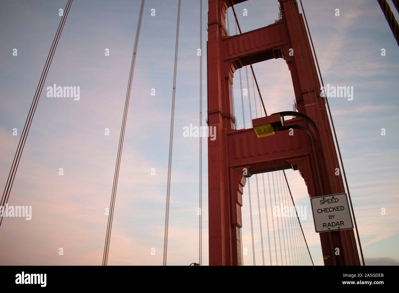 Il Golden Gate Bridge collega Marin County a San Francisco. Foto Stock