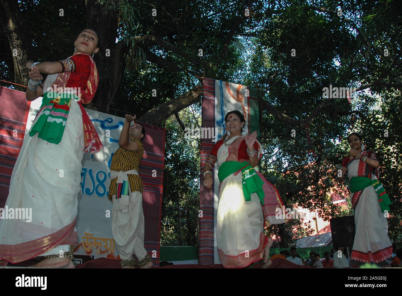 Dicembre 03, 2004, Dhaka, Bangladesh. Ballerini eseguono presso la raffinata arte facoltà di università di Dhaka in occasione del Nabanna Utshab . Si tratta di una traditio Foto Stock