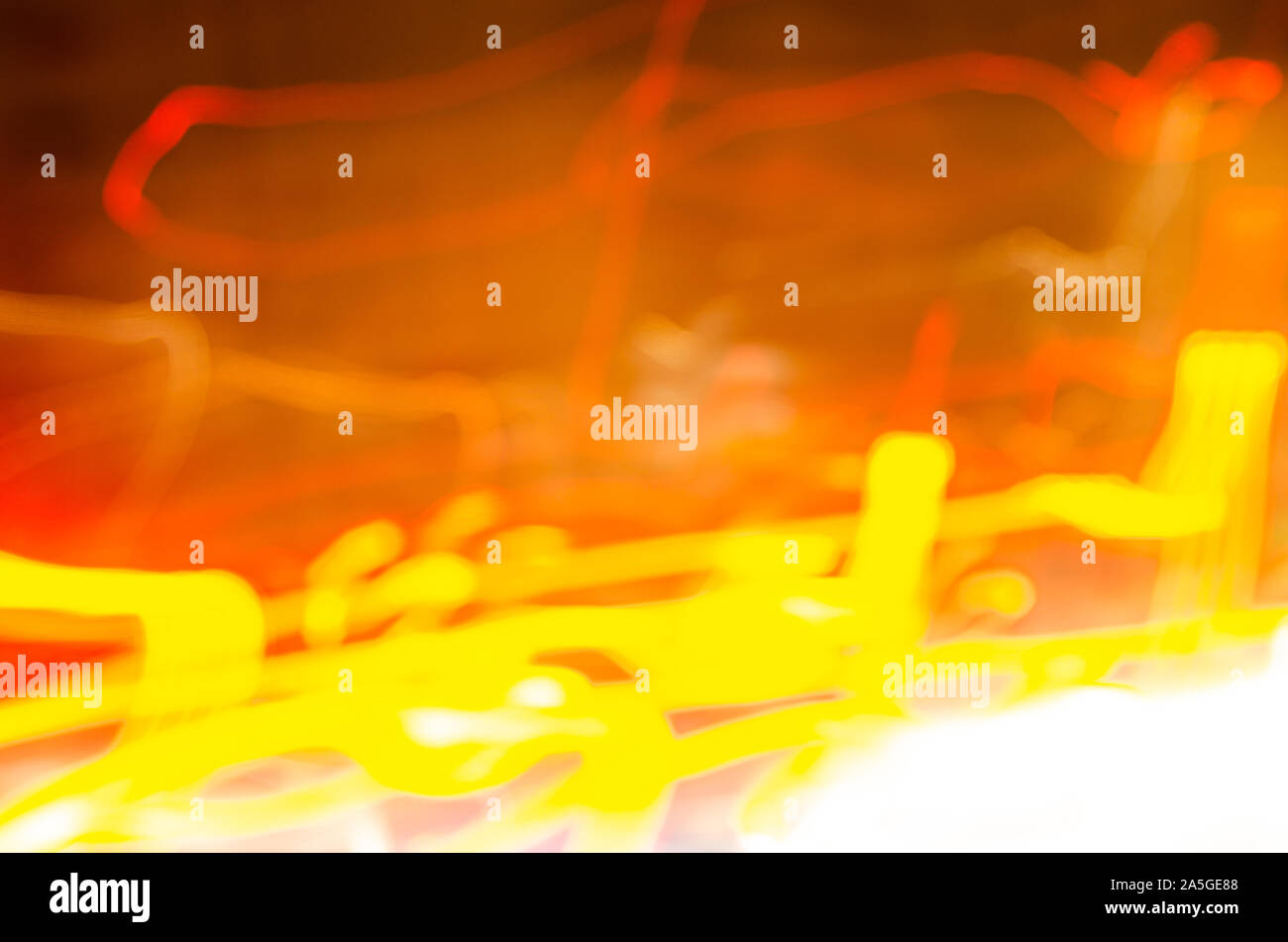 Abstract blur linee luci gialle sullo sfondo. Foto Stock