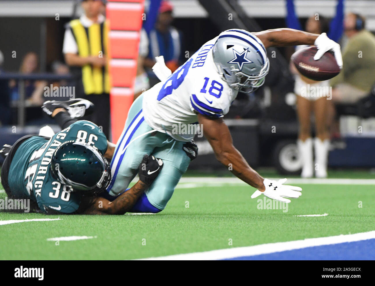 Arlington, Stati Uniti. Xx oct, 2019. Dallas Cowboys wide receiver Randall Cobb (18) raggiunge per la linea di traguardo come Philadelphia Eagles defensive back Rudy Ford (36) tira giù lui durante il loro gioco di NFL AT&T Stadium di Arlington, Texas, domenica 20 ottobre, 2019. Foto di Ian Halperin/UPI Credito: UPI/Alamy Live News Foto Stock