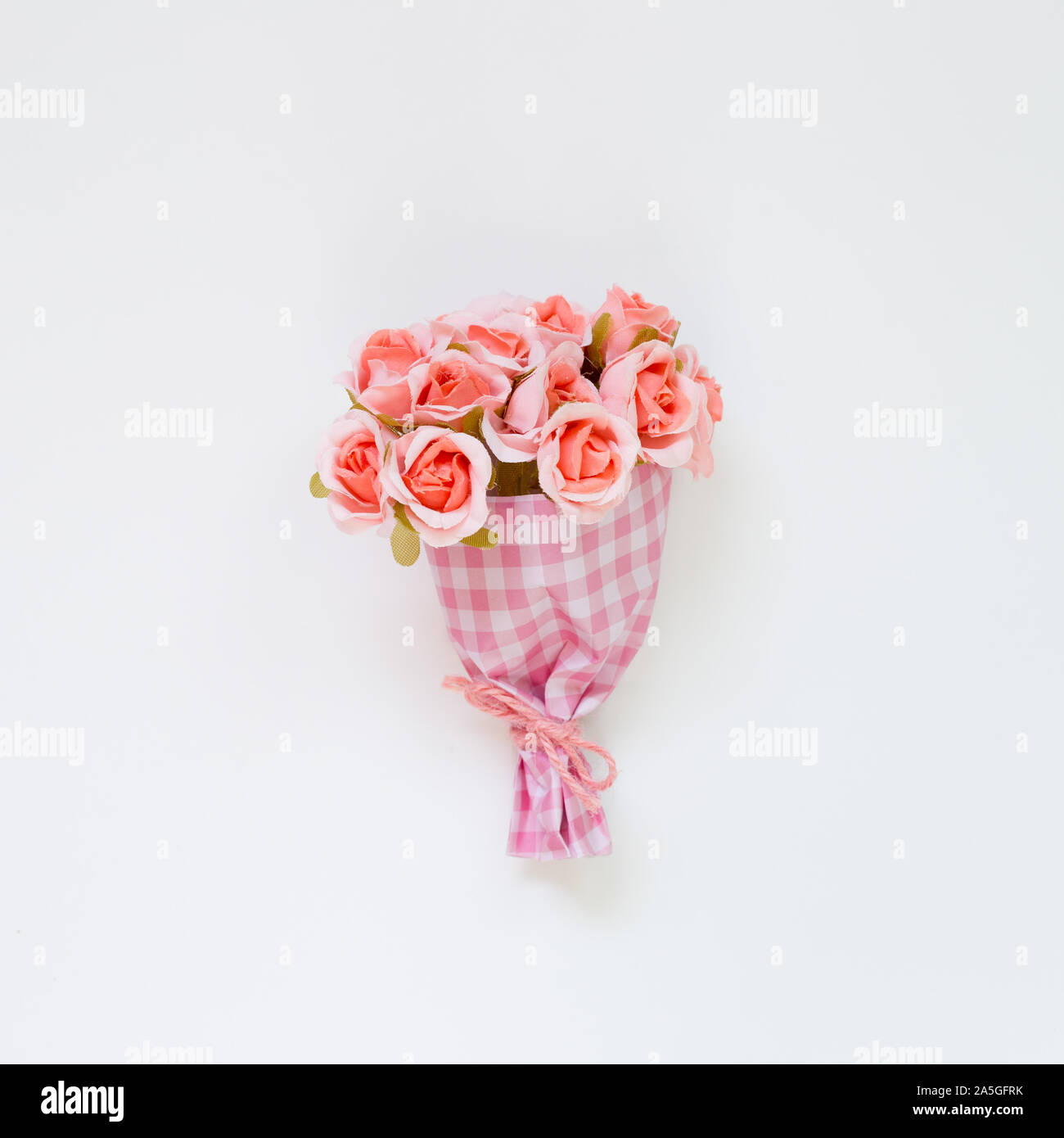 Rosa bouquet di fiori su sfondo bianco Foto Stock