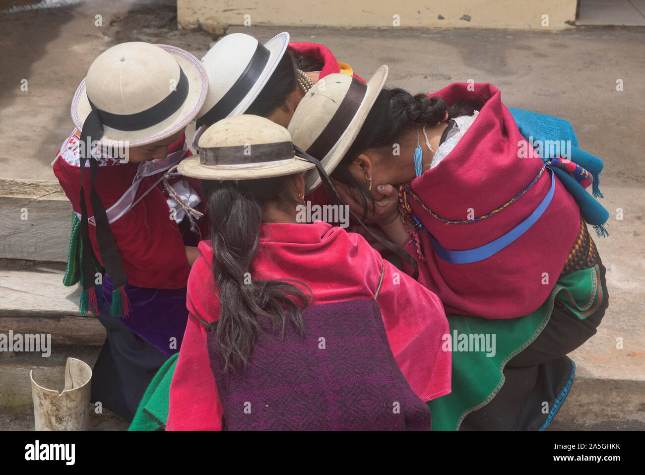 Un gruppo di ragazze indigene con cappelli, La Moya, Ecuador Foto Stock