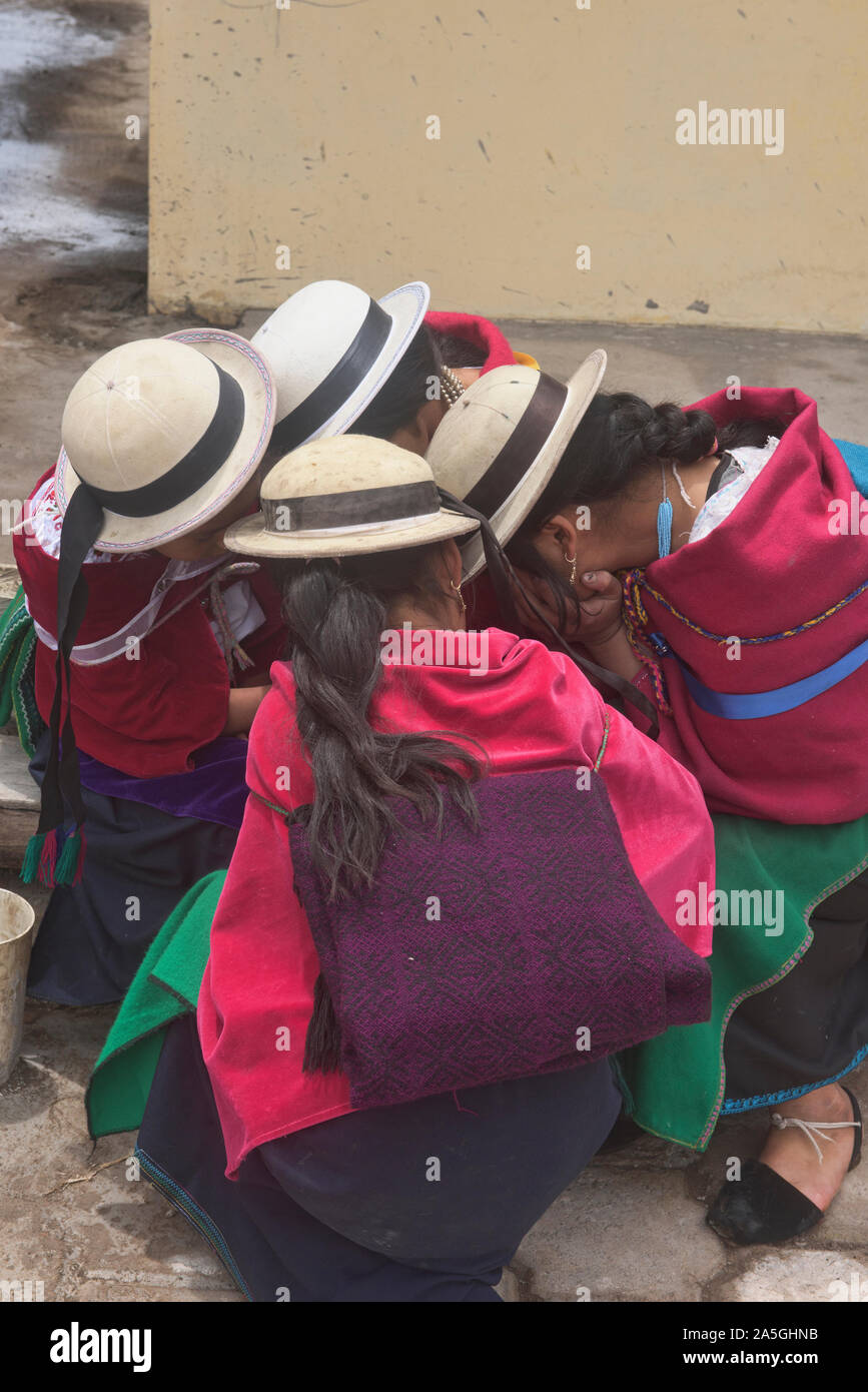 Un gruppo di ragazze indigene con cappelli, La Moya, Ecuador Foto Stock