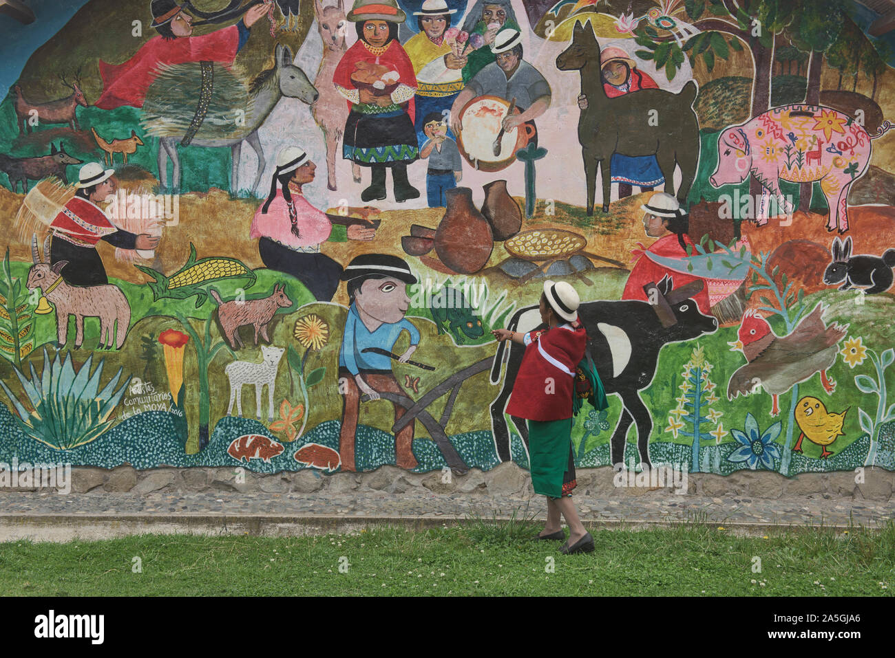 Highlander indigeni ammirando un murale locale, La Moya, Ecuador Foto Stock