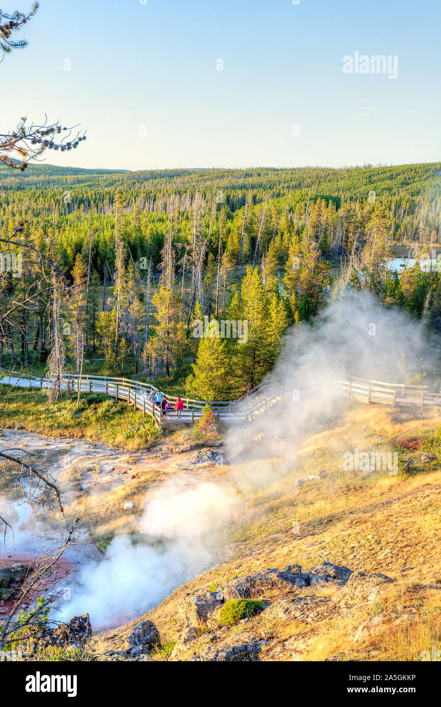 Tramonto su artisti Paintpot Trail come vapore sorge il geyser e sorgenti calde presso il Parco Nazionale di Yellowstone in Wyoming, STATI UNITI D'AMERICA. Foto Stock