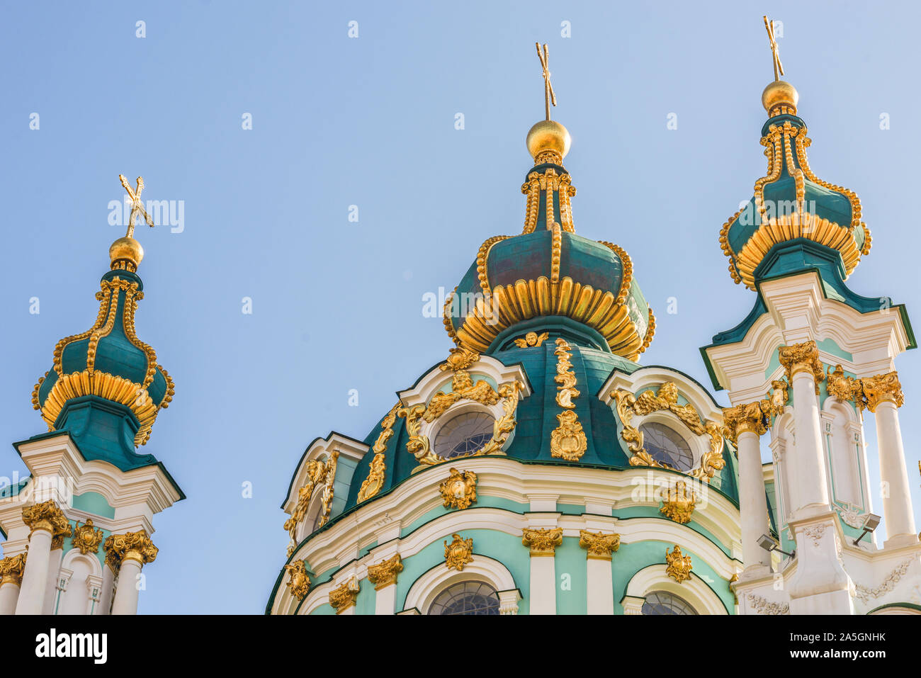 Cupole di la chiesa di Sant'Andrea progettata dall architetto Rastrelli, Kiev, Ucraina, soleggiata giornata autunnale. Foto Stock