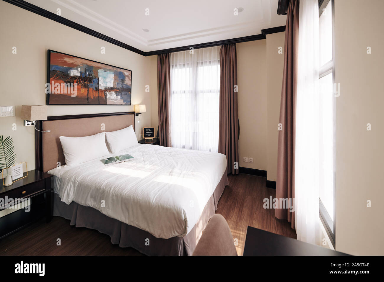 Hotel vuoto camera per due persone con un grande letto queen size Foto Stock