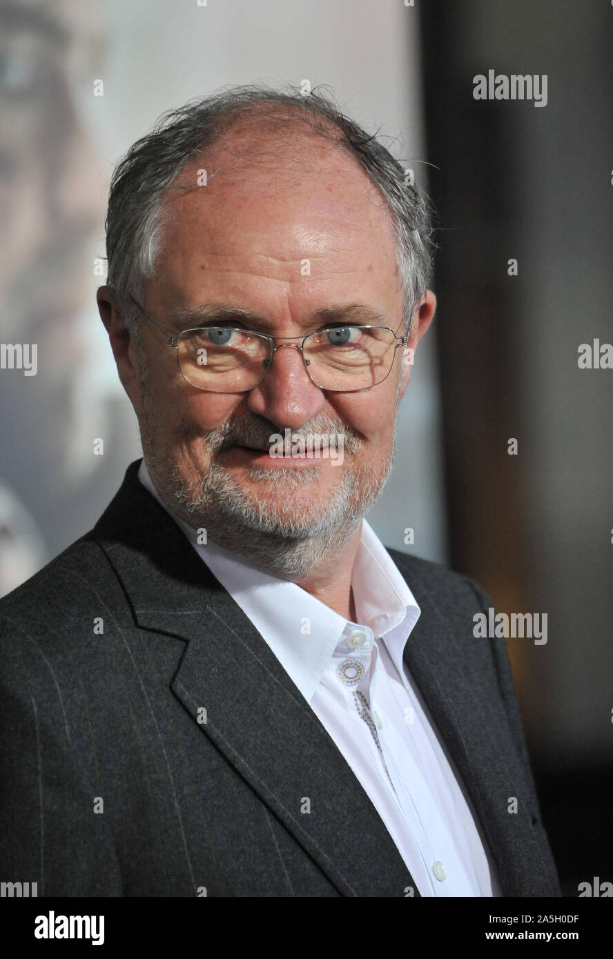 LOS ANGELES, CA. Ottobre 24, 2012: Jim Broadbent presso il Los Angeles premiere del suo nuovo film 'Cloud Atlas' a Grauman's Chinese Theater di Hollywood. © 2012 Paul Smith / Featureflash Foto Stock