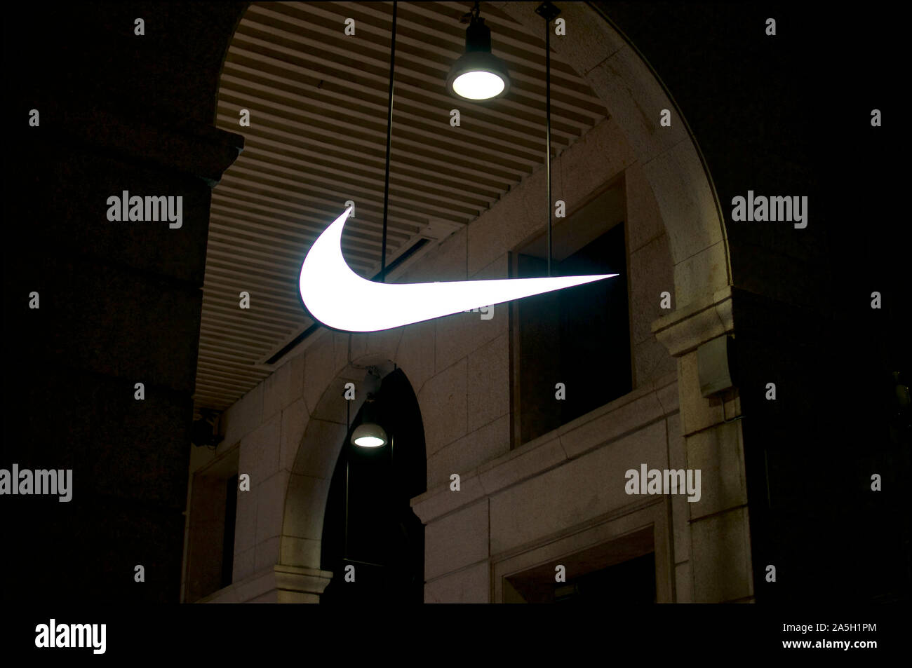 Milano, Lombardia, Italia - 11 Settembre 2019 : illuminato logo Nike segno  appesa ad un soffitto nella città di Milano, Italia Foto stock - Alamy