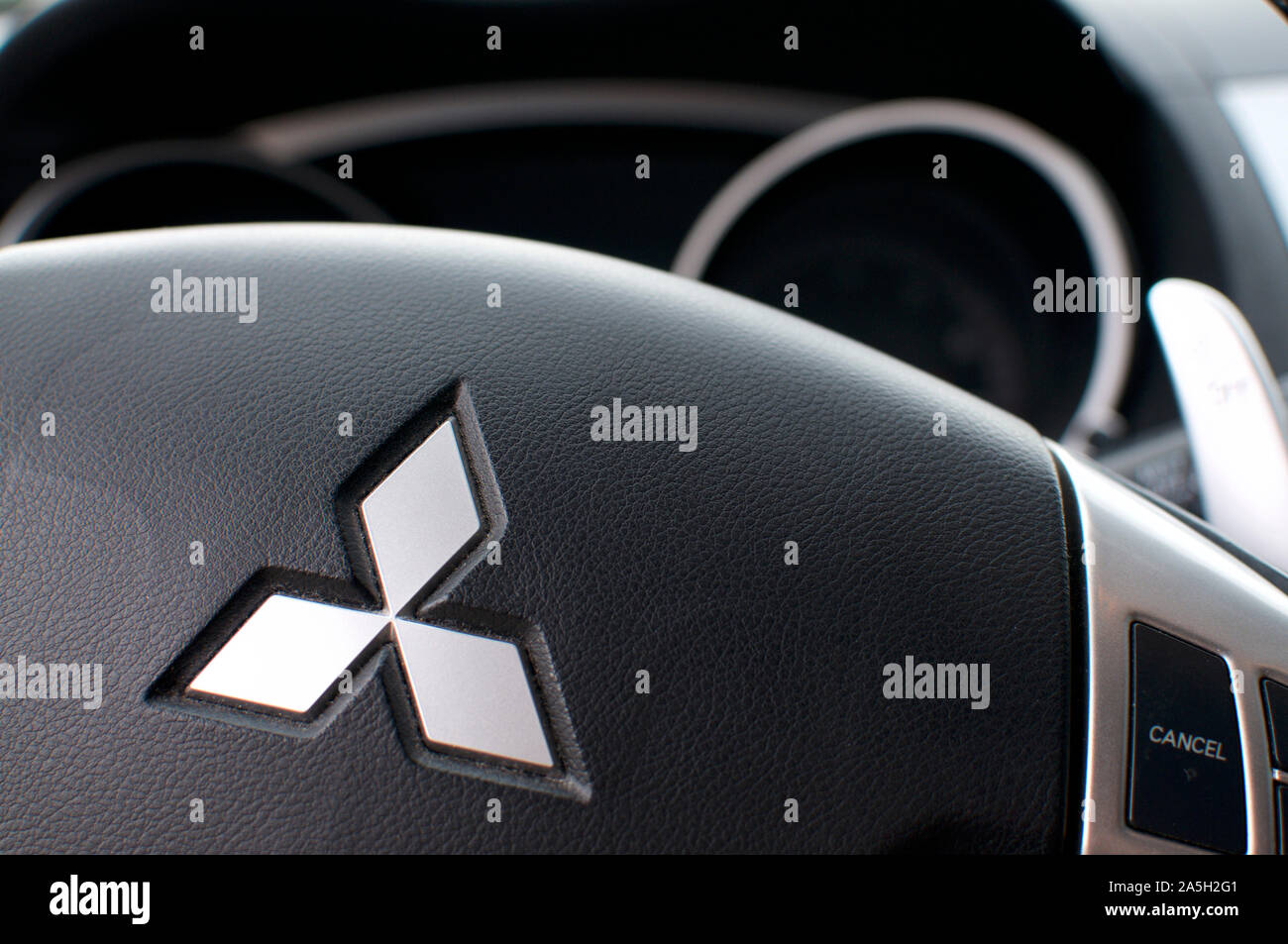 Bioggio, Ticino, Svizzera - 28 Luglio 2019 : Logo di Mitsubishi su di un volante di sterzo Foto Stock