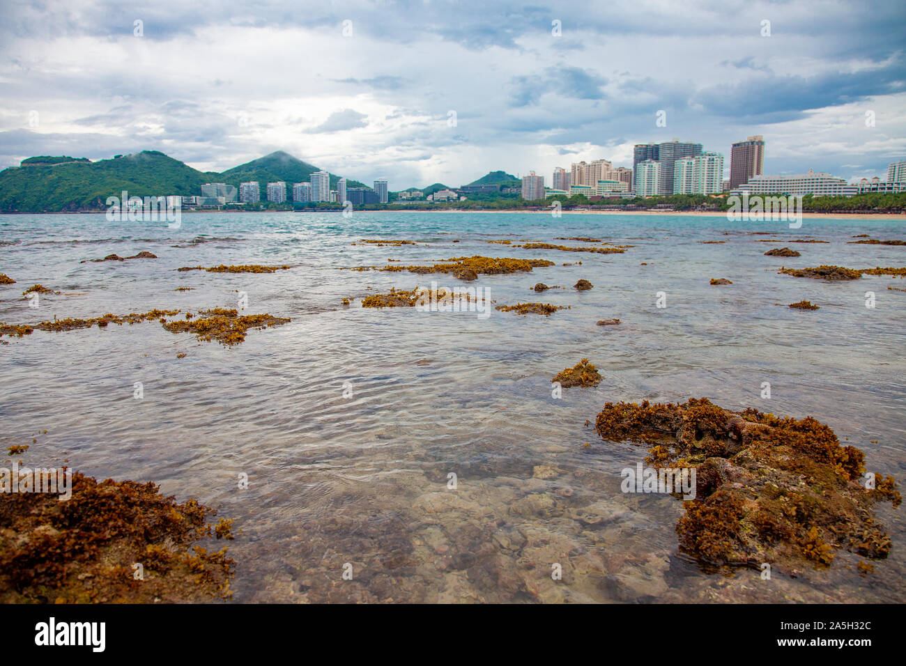 Isola di Hainan tropicale clopudy giorno con mare e cielo blu Foto Stock