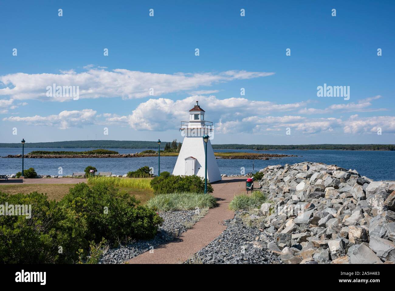 Faro nel porto Medway Lighthouse Park, Nova Scotia, Canada Foto Stock