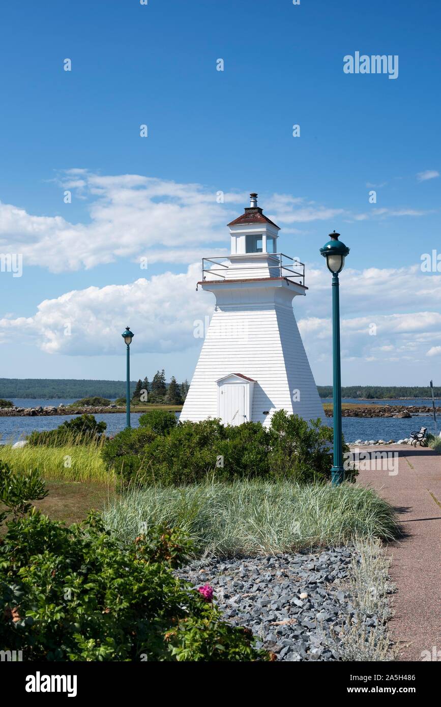 Faro nel porto Medway Lighthouse Park, Nova Scotia, Canada Foto Stock