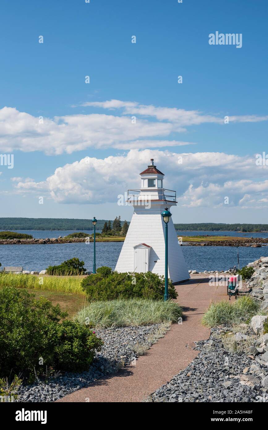 Faro nel porto Medway Lighthouse Park, Nova Scotia, Canada Foto Stock