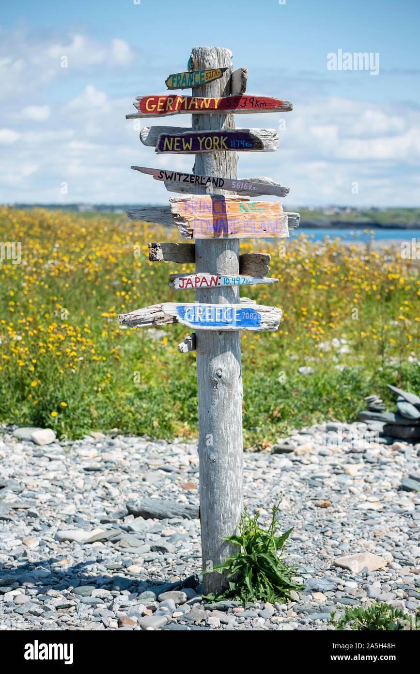 Segno di direzione in diverse direzioni, indicatore di distanza, Cape Forchu, Yarmouth, Nova Scotia, Canada Foto Stock