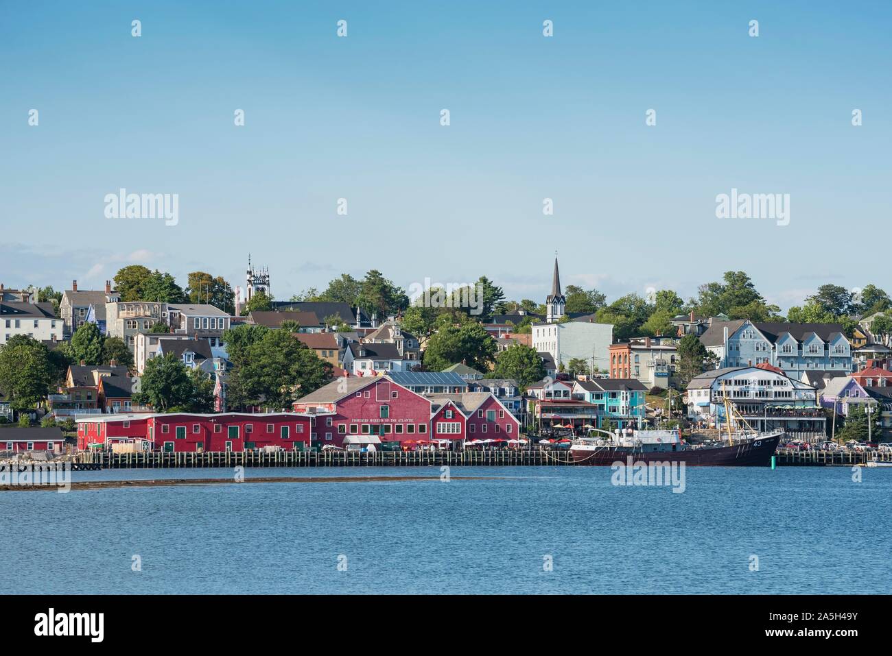 La vista della baia di Lunenburg della storica città vecchia e il museo della pesca dell'Atlantico, Nova Scotia, Canada Foto Stock