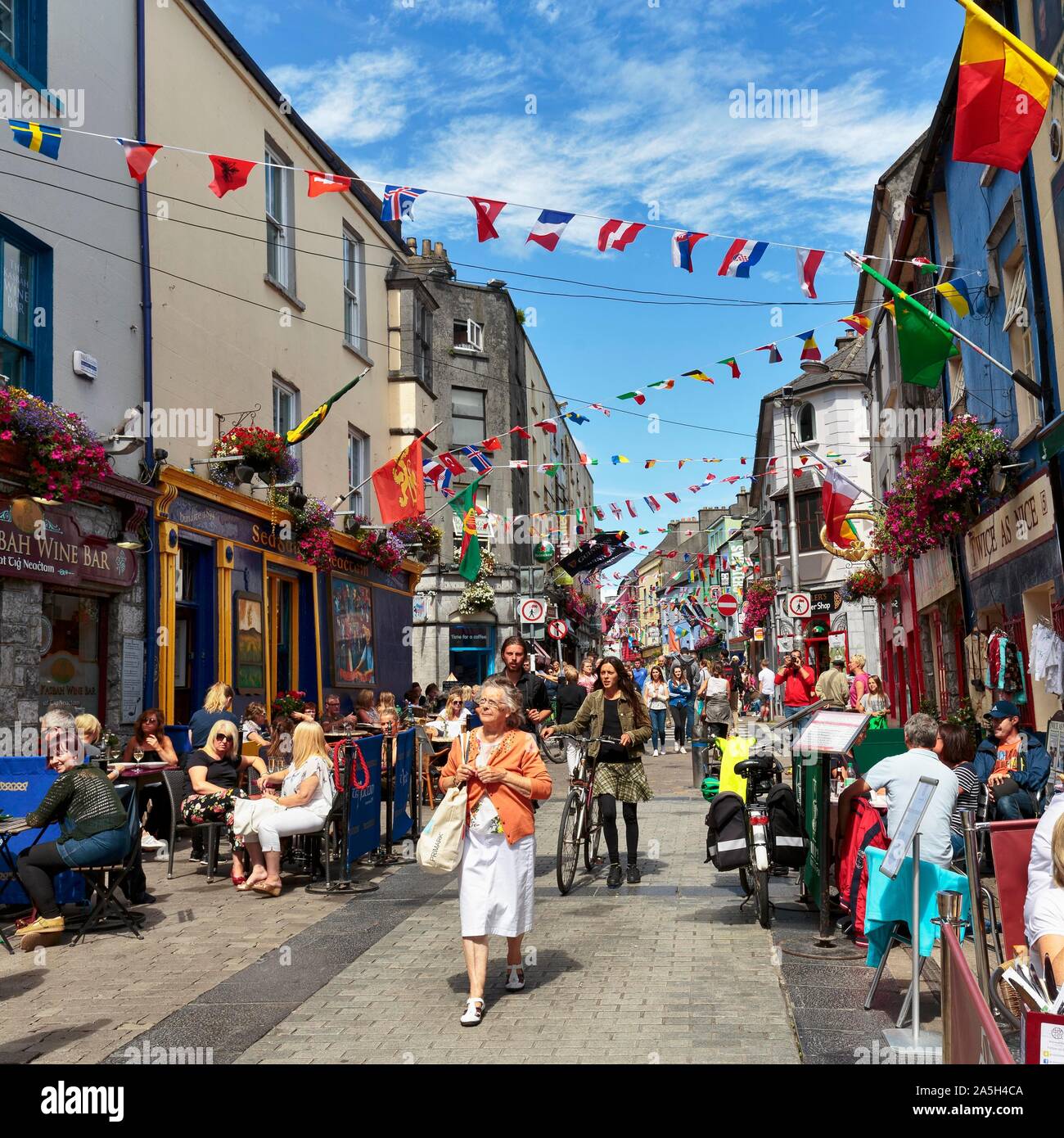La zona pedonale nel Quartiere Latino, decorata con bandiere, Galway, Irlanda Foto Stock