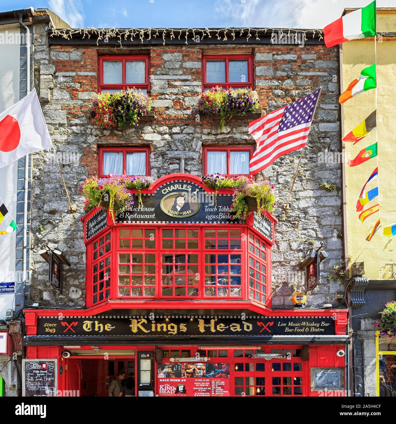 Il Kings Head, Bistrot, ristorante, pub, decorata con bandiere, Galway, Irlanda Foto Stock