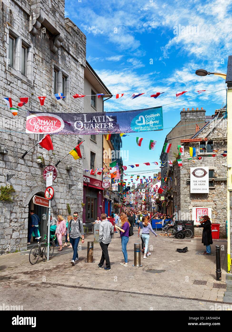 La zona pedonale nel Quartiere Latino, decorata con striscioni e bandiere, Capitale Europea della Cultura 2020, Galway, Irlanda Foto Stock